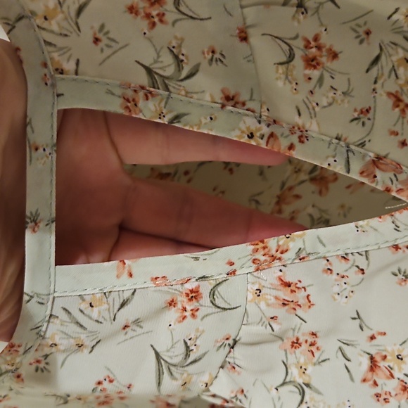 Agnes Orinda Pale Green Floral Keyhoke Blouse. NWT - Picture 4 of 7